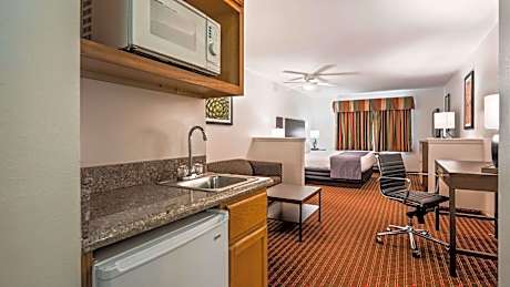 SUITE-1 KING BED,NO SMOKE,MICRO FRIDGE,COFFEE MKR,HAIRDRY,FULL BREAKFAST