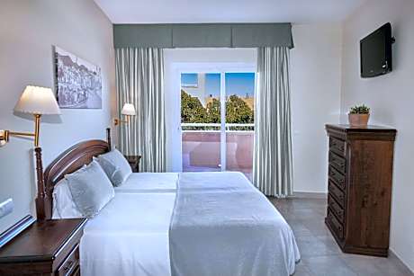 Apartment with Pool View