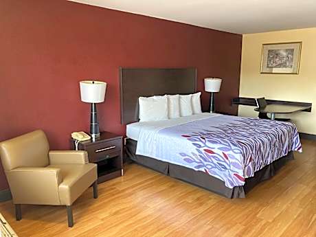 Red Roof Inn & Suites Cleveland, TN