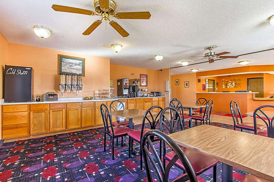Econo Lodge & Suites Pekin