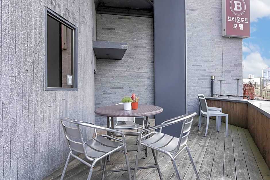 Brown-Dot Hotel Gupo