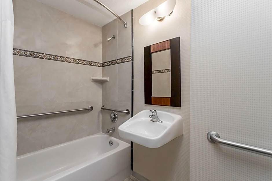 Days Inn & Suites by Wyndham Fort Pierce I-95