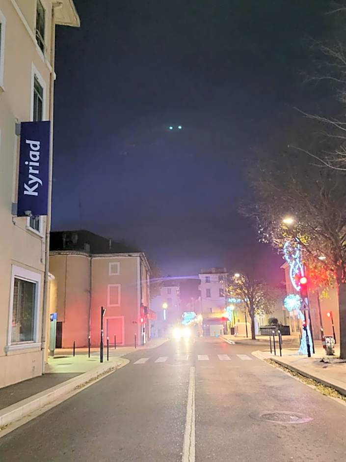 KYRIAD ORANGE Centre Ville - HOTEL RESTAURANT BAR - Galerie d'Art des Princes - Provence Alpes Côte d'Azur - France - Proche A7-A9 - exit21- Châteauneuf-du-Pape Avignon Bollene Nimes Valence - 24h-24h