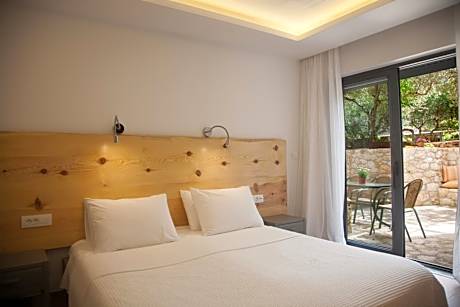 Family Two-Bedroom Apartment with Garden View