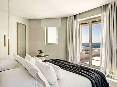 Deluxe Room with Heated Jetted Tub Sea View