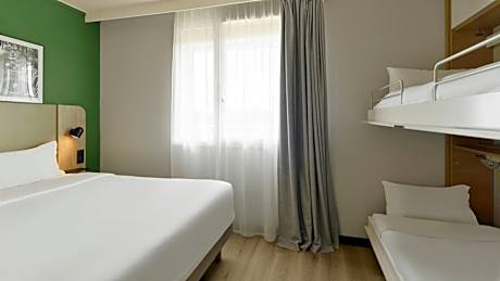 Standard Room - 1 Queen Bed 2 Bunk Beds