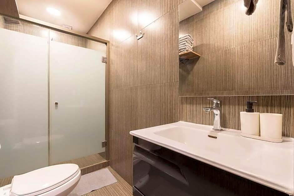 401 Location 3Bdrm 2bath apt with AC Rooftop