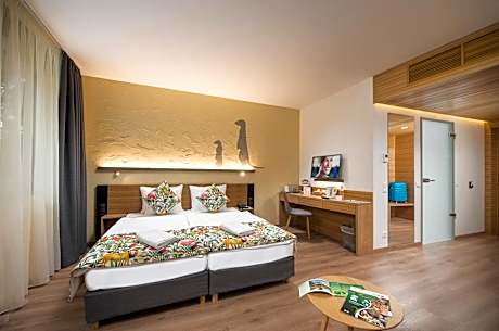 Open-plan Family Room with Bath and Free Zoo Access