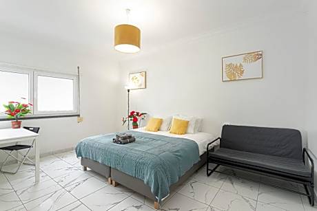 Basic Triple Room with Shared Bathroom