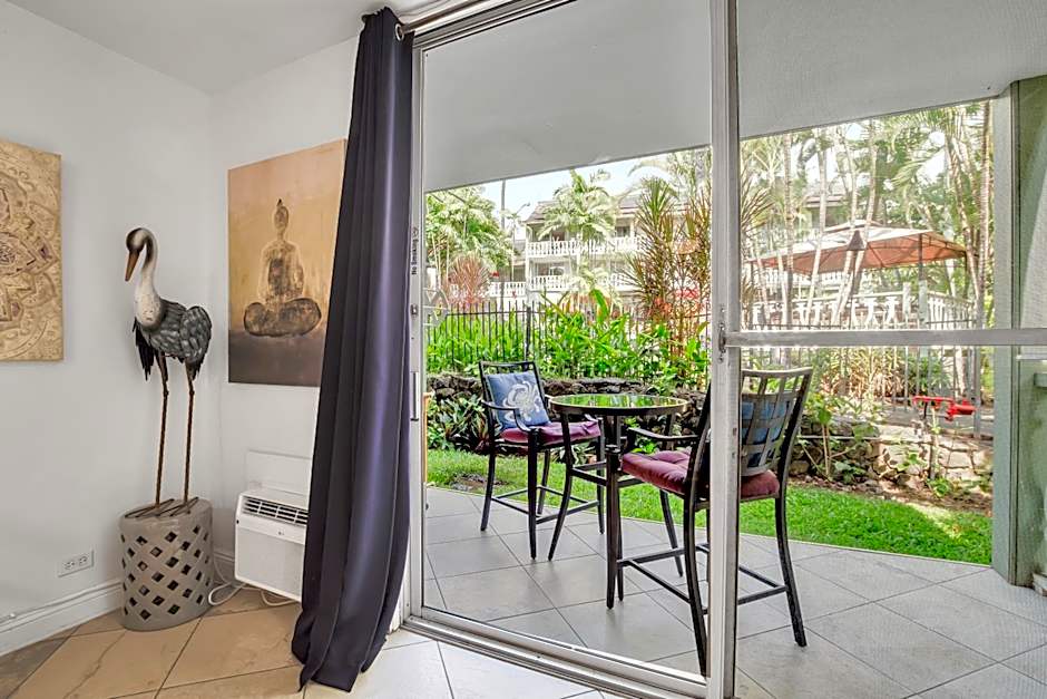 DOWNTOWN HAWAIIAN PARADISE CONDO with Hot Tub, Pool & Beach - Kona Islander Inn