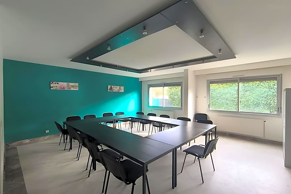 Adonis Lyon Est Hôtel Artys