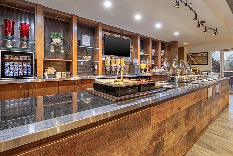 Best Western Plus Chocolate Lake Hotel