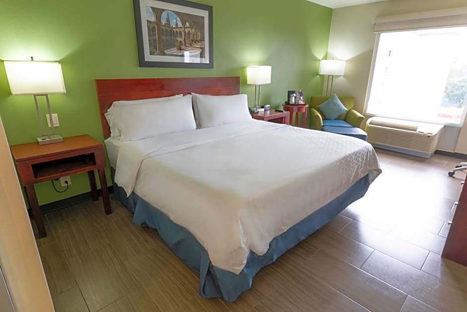 Holiday Inn Express & Suites Guadalajara Aeropuerto By IHG