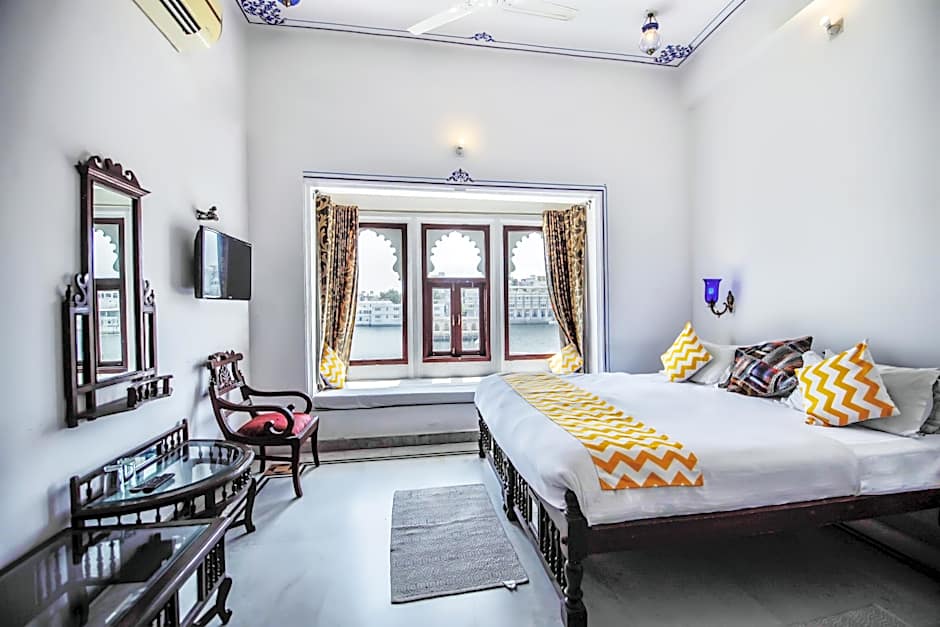 Hotel Devraj Niwas on Lake Pichola Udaipur