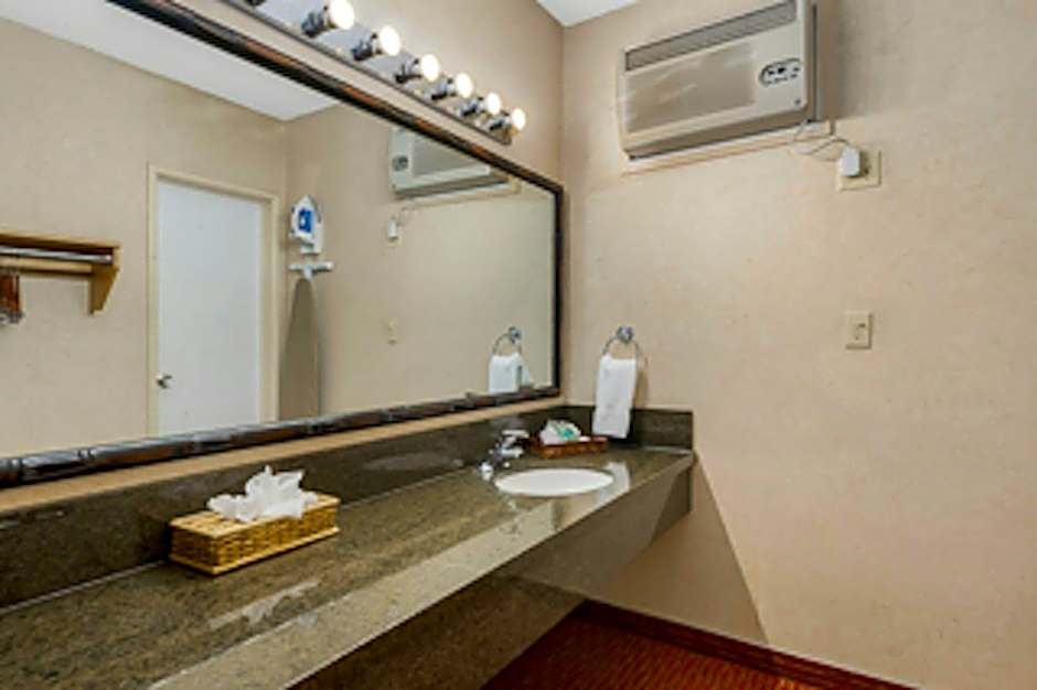 Caliente Tropics Hotel