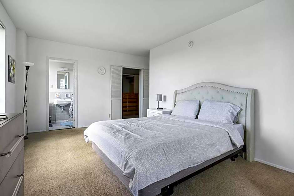 Spacious 2 Bedroom 2 Bathroom Unit Great Location