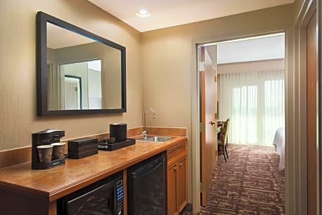 One-Bedroom King Suite - Hearing Access/Non-Smoking