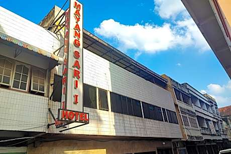RedDoorz at Hotel Mayang Sari 1