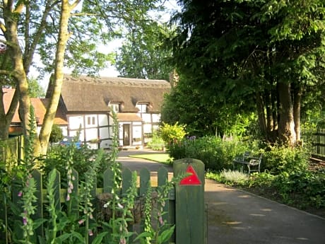 THE MOATS - CODDINGTON A small private thatched cottage B&B located in quiet countryside between Ledbury and Malvern - convenient for the Malvern Three Counties Showground and 5 miles from excellent shops restaurants and Ledbury Poetry Festival