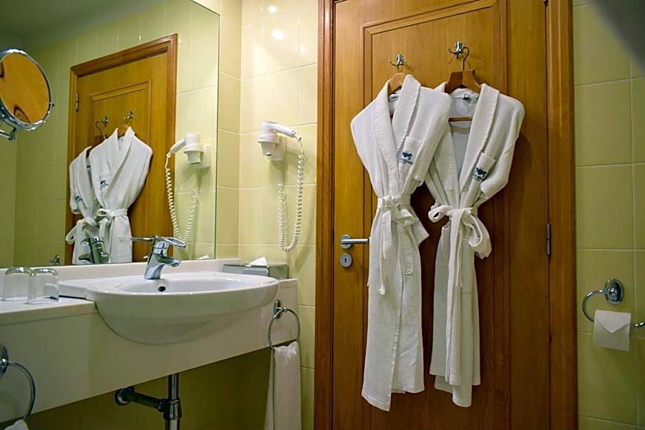 Madeira Regency Cliff- Adults Only