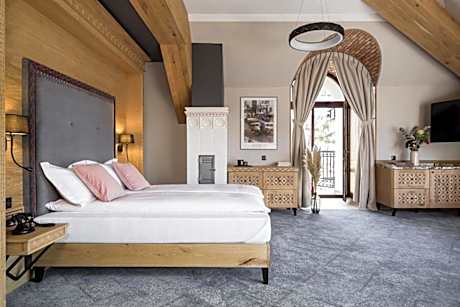 Suite with Mountain View