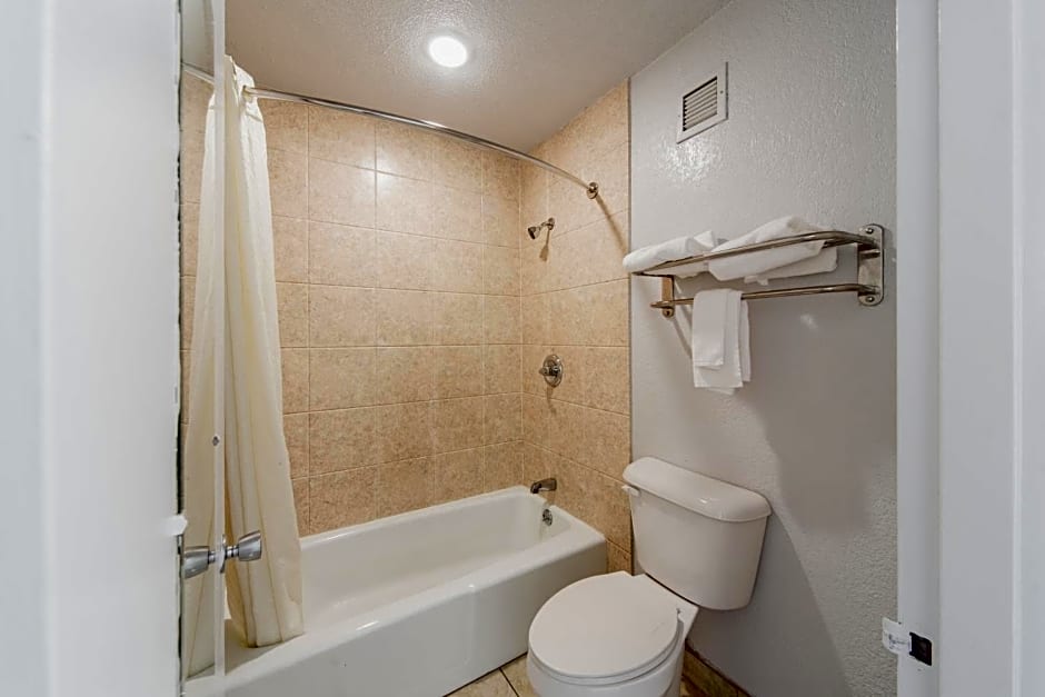 Econo Lodge Inn & Suites Near Bricktown