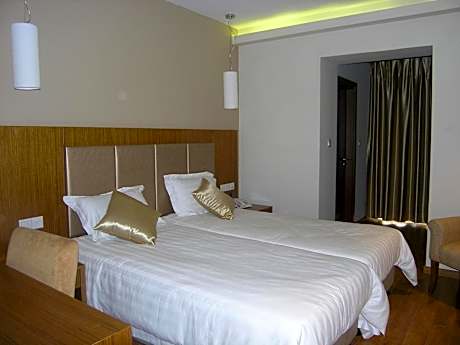 Family Room (2 Adults + 1 Child)