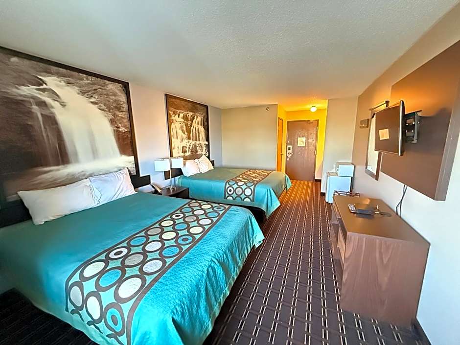 Super 8 by Wyndham Reedsburg