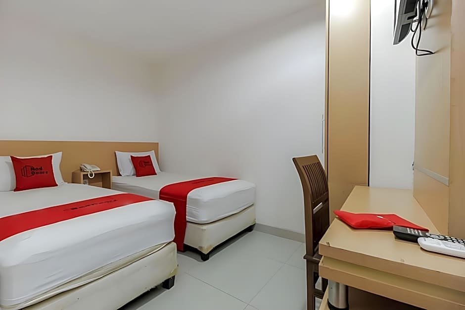 RedDoorz Plus near Galaxy Bekasi