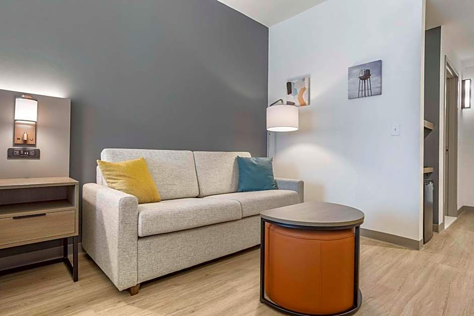 Comfort Inn & Suites Newark Liberty International Airport