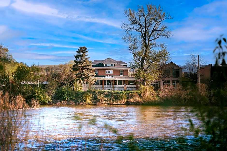 Goldsmith's River Front Inn