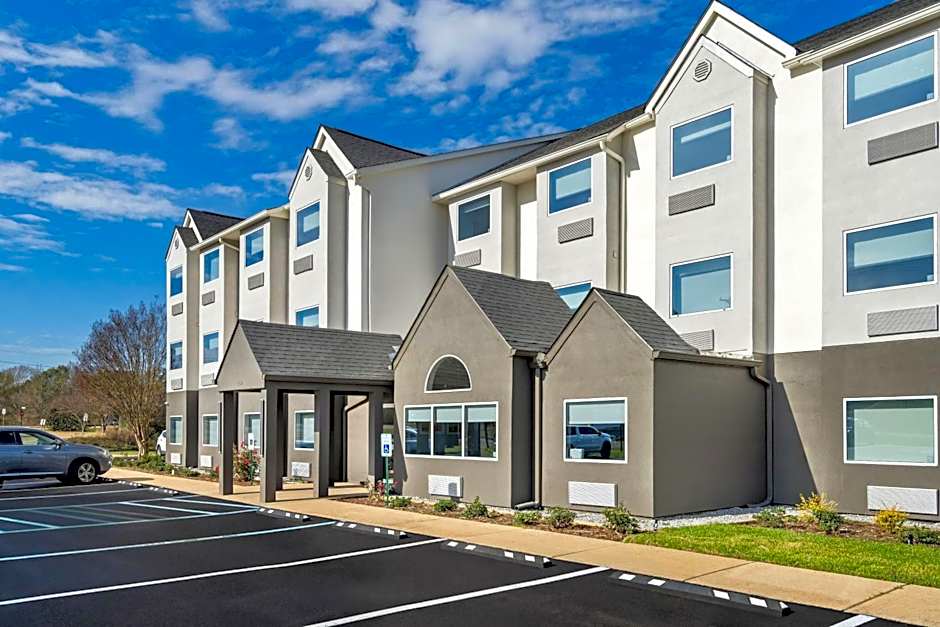 Days Inn & Suites by Wyndham Brandon Amphitheater