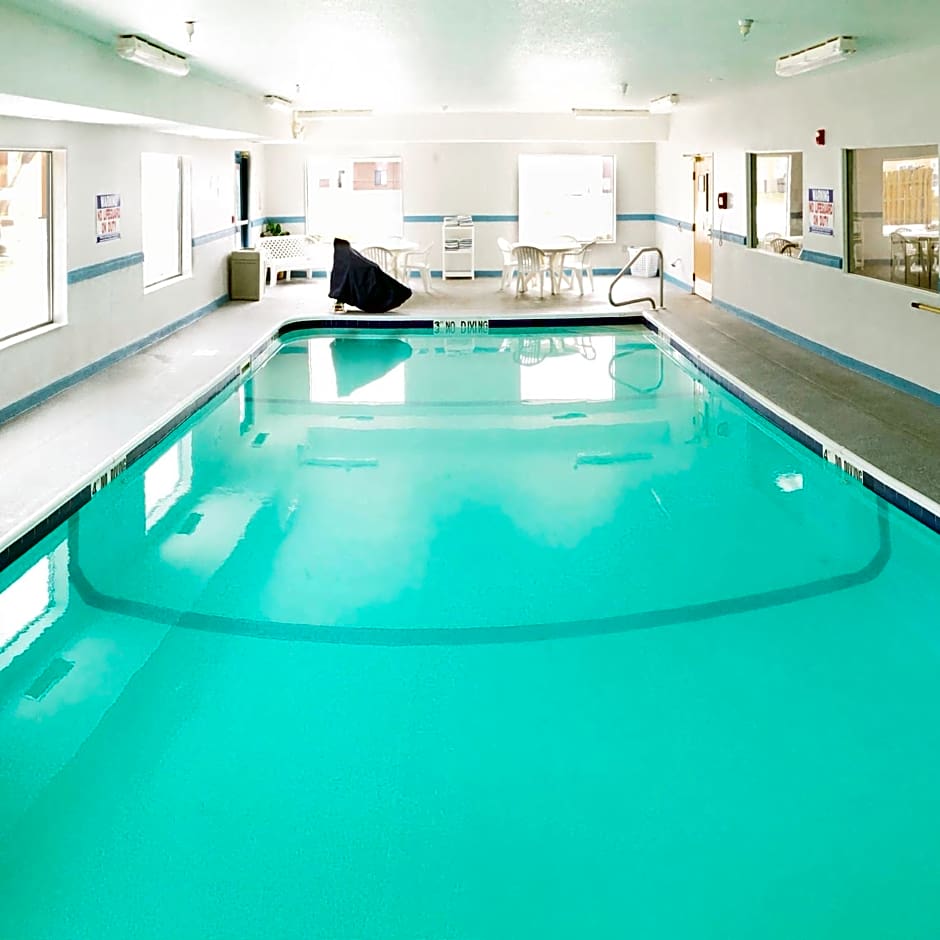 Super 8 by Wyndham Three Rivers