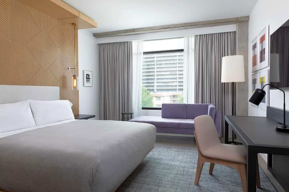 Photo 1 of 2 of 1 King Bed, Hearing Accessible