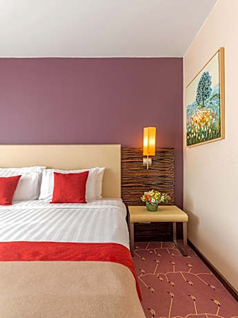 Junior King Suite - Non-Smoking