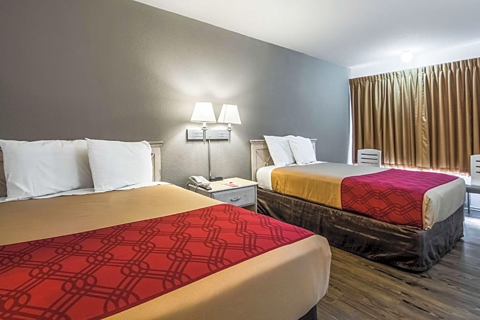 Econo Lodge Airport I-35 North