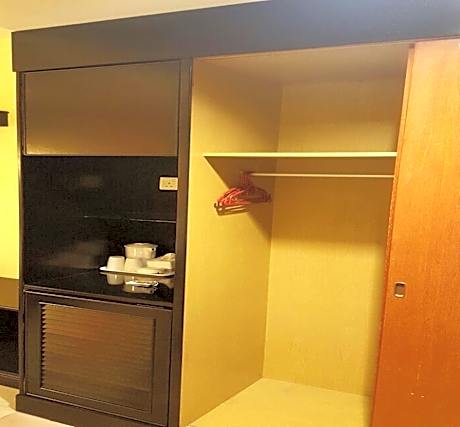 Family Triple - No Window