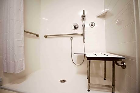 1 King Mobility Access With Tub Nonsmoking