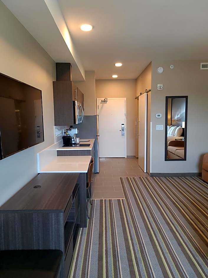 Super 8 by Wyndham Thompson