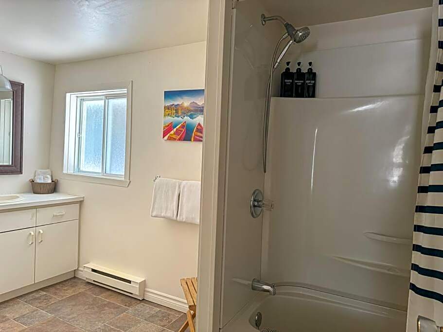 Lake retreat 5BR with SPA, watercraft and kids playground