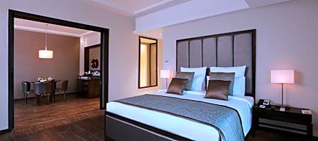 Deluxe Suite with happy hour from 6pm to 8pm at the Bar, 20% discount on food and beverages, 30 min signature spa massage