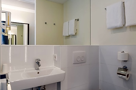 Economy Double Room (1 Queen Bed)