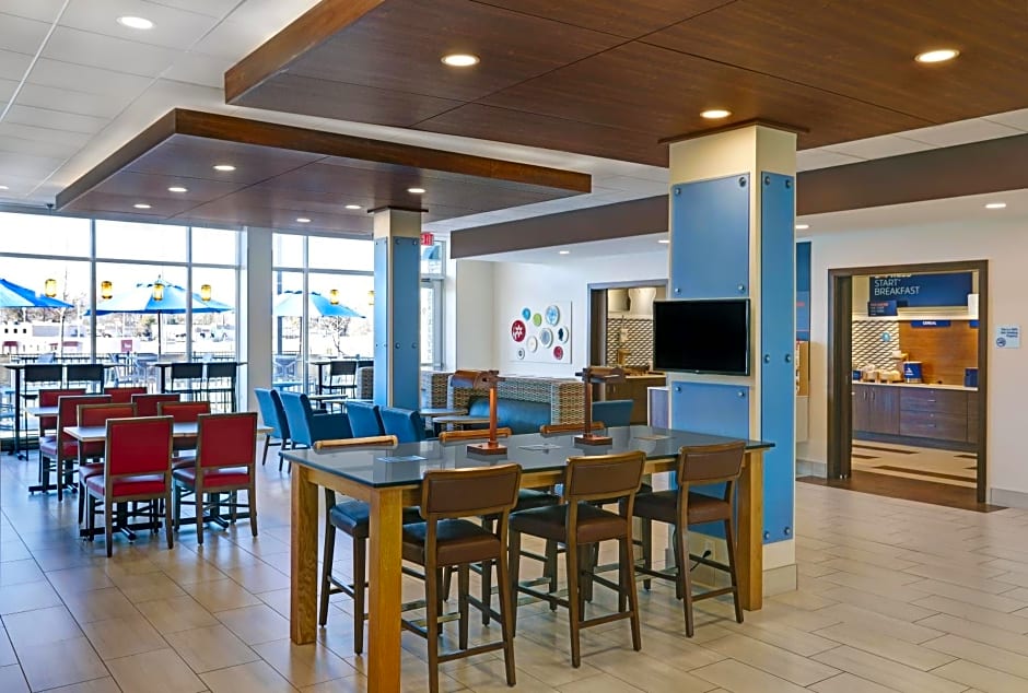 Holiday Inn Express & Suites - Lenexa - Overland Park Area By IHG