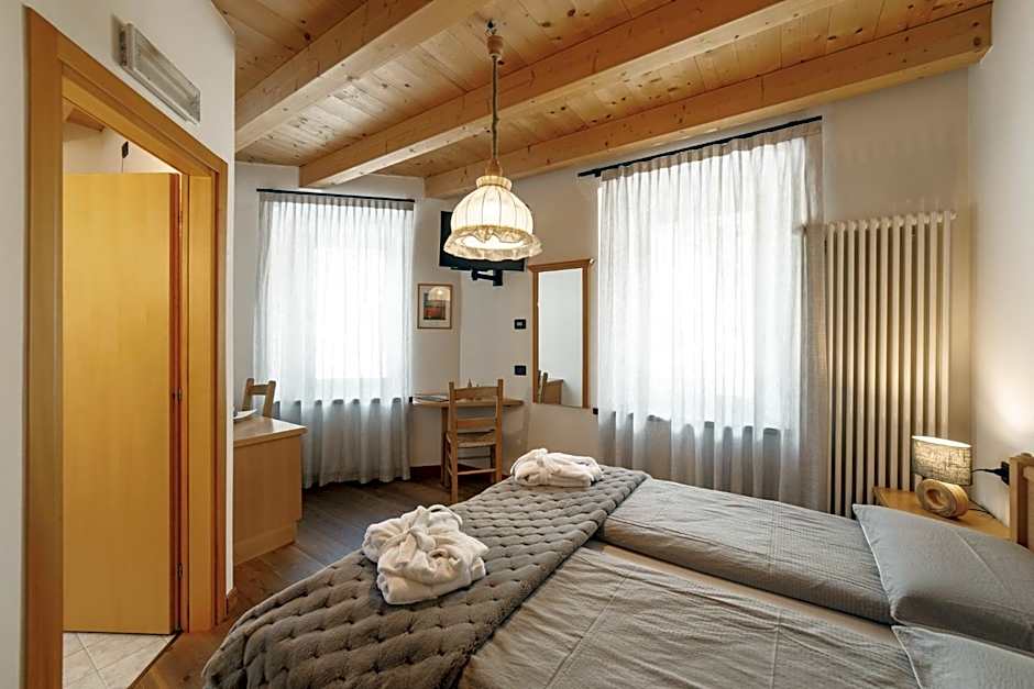 Hotel Al Bivio - Pizzeria, Pool & Sauna