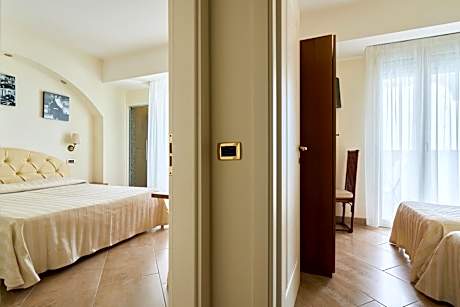 Junior Suite with Pool View and Lateral Sea View - Beach Access