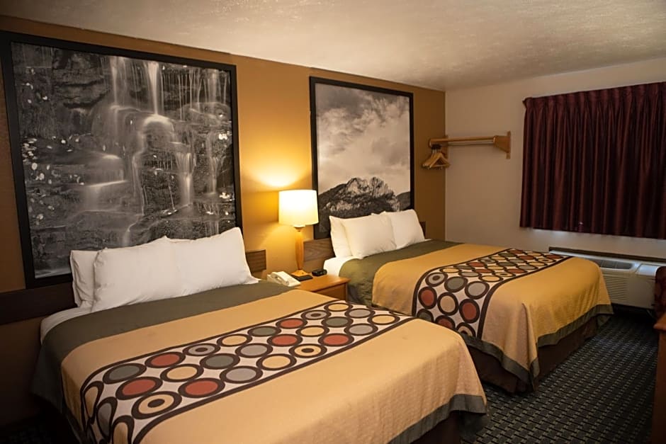 Super 8 by Wyndham Fairmont