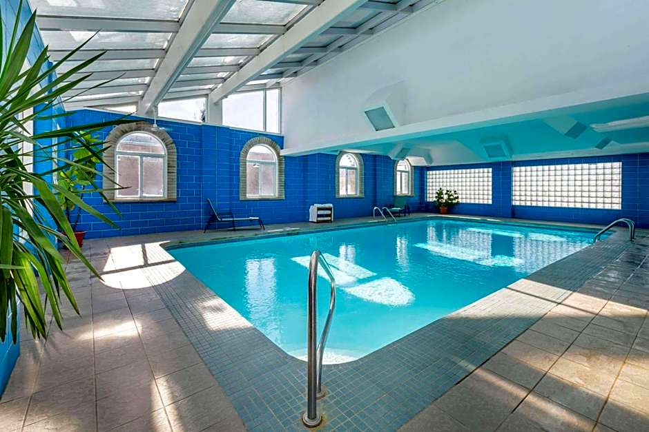 Super 8 by Wyndham Niagara Falls by the Falls