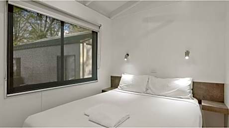 Economy 2 Bedroom Cabin - Sleeps 4 (2 Dbl)