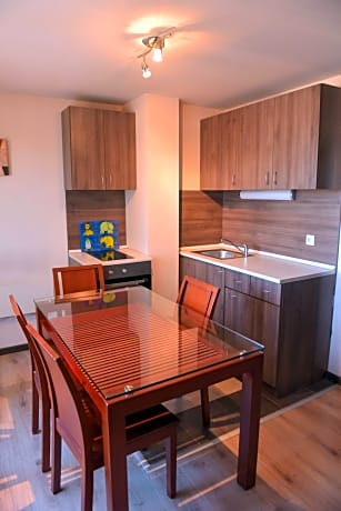 Two-Bedroom Apartment with Mountain View (2-5 Adults)