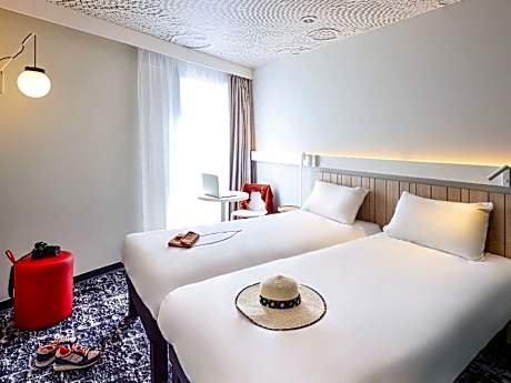 Standard Room with One Double Bed and One Single Bed